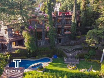 ESPECTACULAR PROPIEDAD EN CUERNAVACA CON TRES CASAS EN VENTA