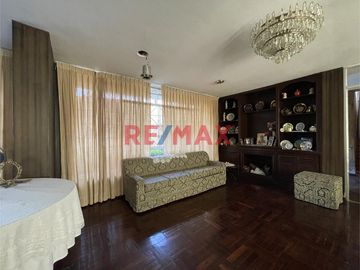 🏠 ¡Oportunidad inigualable en la prestigiosa Urbanización Santa Victoria de Chiclayo! 🌆

¿Buscas una propiedad espaciosa y con excelente ubicación?