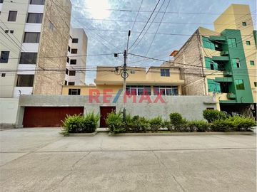 🏠 ¡Oportunidad inigualable en la prestigiosa Urbanización Santa Victoria de Chiclayo! 🌆

¿Buscas una propiedad espaciosa y con excelente ubicación?