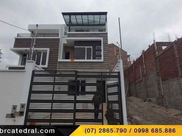 Casa de venta en Av. Ricardo Duran  – código:18919