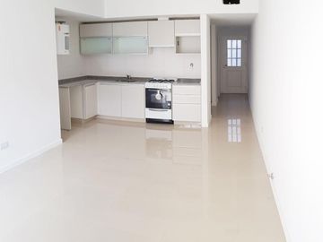 (RETASADO) A ESTRENAR PH 2 Ambientes. Planta Baja con Patio Parrilla Baño Completo dor/c. Placard Excelente Categoria