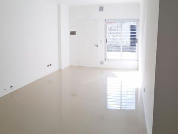 (RETASADO) A ESTRENAR PH 2 Ambientes. Planta Baja con Patio Parrilla Baño Completo dor/c. Placard Excelente Categoria