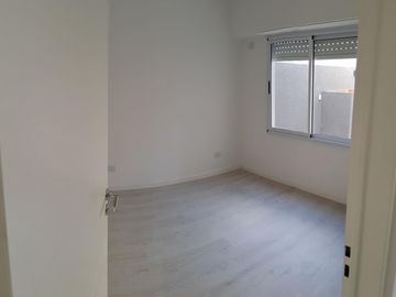 (RETASADO) A ESTRENAR PH 2 Ambientes. Planta Baja con Patio Parrilla Baño Completo dor/c. Placard Excelente Categoria