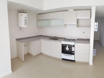 (RETASADO) A ESTRENAR PH 2 Ambientes. Planta Baja con Patio Parrilla Baño Completo dor/c. Placard Excelente Categoria