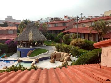 CASA CON ALBERCA Y AREAS VERDES, CUERNAVACA