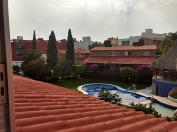 CASA CON ALBERCA Y AREAS VERDES, CUERNAVACA