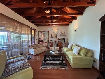 Casa en venta a pasos de colegio San José, Chicureo Colina