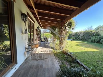 Casa en venta a pasos de colegio San José, Chicureo Colina