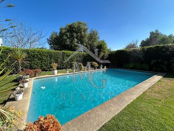 Casa en venta a pasos de colegio San José, Chicureo Colina