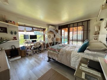 Casa en venta a pasos de colegio San José, Chicureo Colina