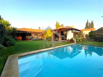 Casa en venta a pasos de colegio San José, Chicureo Colina