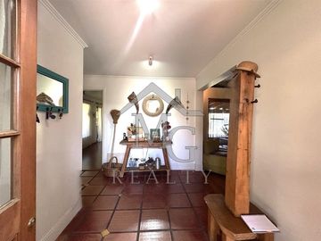Casa en venta a pasos de colegio San José, Chicureo Colina