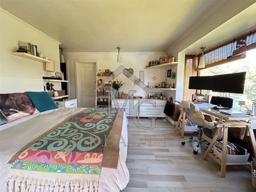 Casa en venta a pasos de colegio San José, Chicureo Colina