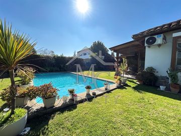 Casa en venta a pasos de colegio San José, Chicureo Colina