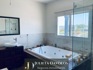 Casa en Venta 6 ambientes Barrio El Canton Norte a la laguna.
