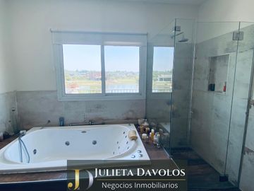 Casa en Venta 6 ambientes Barrio El Canton Norte a la laguna.