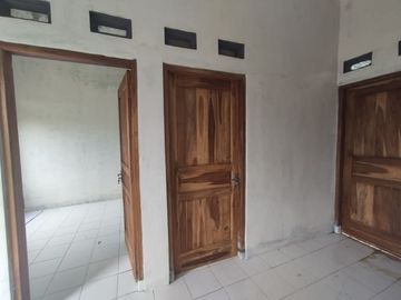 RUMAH CANTIK TEPI JALAN UTAMA DI SECANG MAGELANG