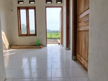 RUMAH CANTIK TEPI JALAN UTAMA DI SECANG MAGELANG