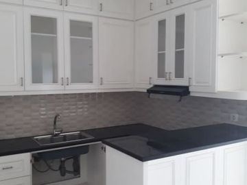 Rumah putih 2 lantai di dalam komplek bukit cinere indah depok