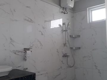 Rumah putih 2 lantai di dalam komplek bukit cinere indah depok