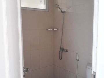 Rumah putih 2 lantai di dalam komplek bukit cinere indah depok
