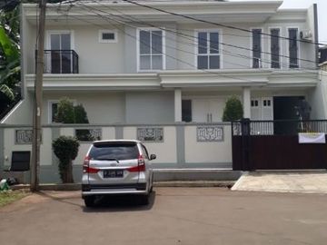Rumah putih 2 lantai di dalam komplek bukit cinere indah depok