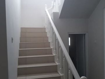 Rumah putih 2 lantai di dalam komplek bukit cinere indah depok