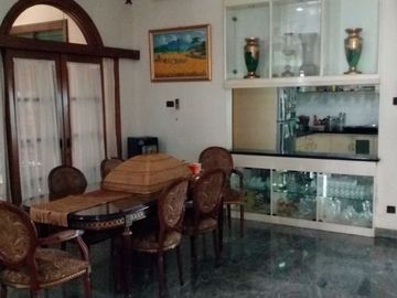 Rumah diJual di Simprug, Jakarta Selatan. Ada Kolam Renang
