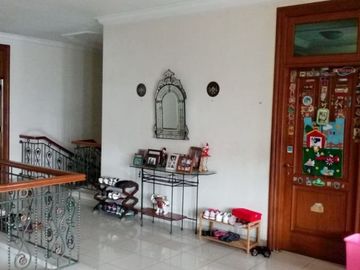 Rumah diJual di Simprug, Jakarta Selatan. Ada Kolam Renang