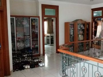 Rumah diJual di Simprug, Jakarta Selatan. Ada Kolam Renang