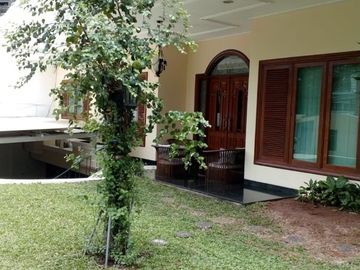 Rumah diJual di Simprug, Jakarta Selatan. Ada Kolam Renang