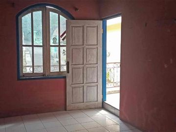 RUMAH 2 LANTAI DALAM PERUMAHAN DI JLN WATES KM 8