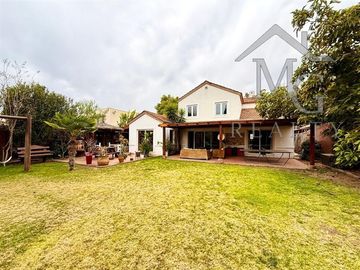 Casa en venta de 4 dorm. en PIEDRA ROJA CHICUREO Colina