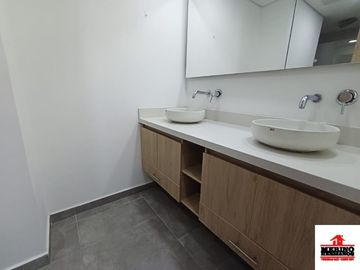 apartamento en arriendo en el poblado. Cod A6773