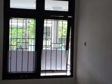 Disewakan Rumah Siap Huni 1,5 Lantai Lokasi Di Jl. Manyar Rejo
