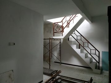Disewakan Rumah Siap Huni 1,5 Lantai Lokasi Di Jl. Manyar Rejo