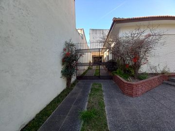 Chalet 3 ambientes con cochera en venta, Bernal !!!! EXCELENTE UBICACION !!!!