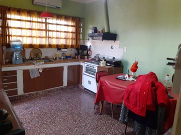 Chalet 3 ambientes con cochera en venta, Bernal !!!! EXCELENTE UBICACION !!!!
