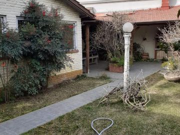 Chalet 3 ambientes con cochera en venta, Bernal !!!! EXCELENTE UBICACION !!!!