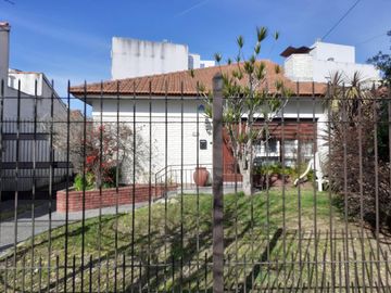 Chalet 3 ambientes con cochera en venta, Bernal !!!! EXCELENTE UBICACION !!!!