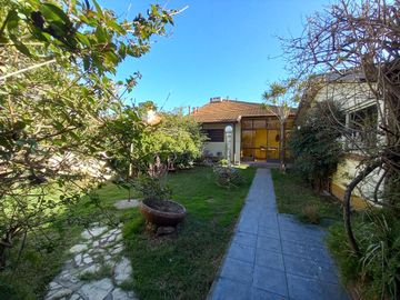 Chalet 3 ambientes con cochera en venta, Bernal !!!! EXCELENTE UBICACION !!!!