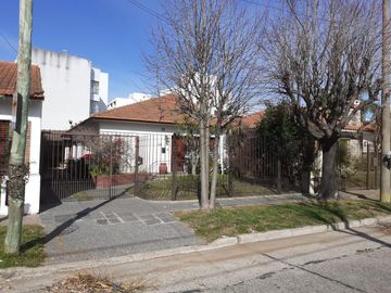 Chalet 3 ambientes con cochera en venta, Bernal !!!! EXCELENTE UBICACION !!!!