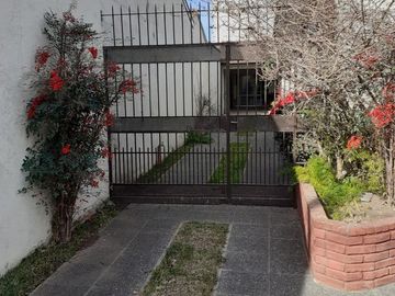 Chalet 3 ambientes con cochera en venta, Bernal !!!! EXCELENTE UBICACION !!!!
