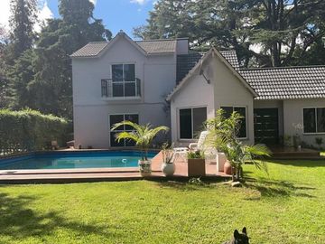 Hermosa casa en Barrio Parque Pero`