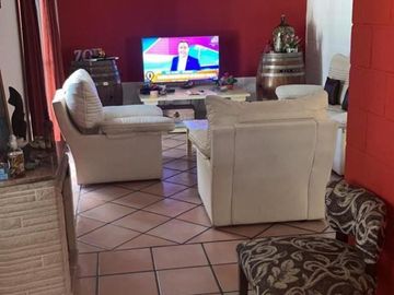 Hermosa casa en Barrio Parque Pero`