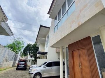 Rumah 2 lantai dalam townhouse pangkalan jati dekat tol andara