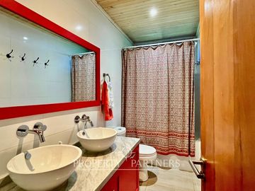 Amplia casa en lugar exclusivo