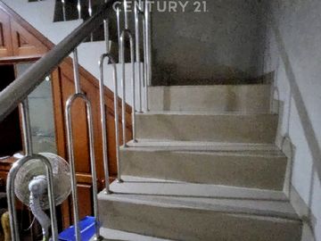 RUMAH MINIMALIS 3 LANTAI LINGKUNGAN NYAMAN AKSES 2 MOBIL