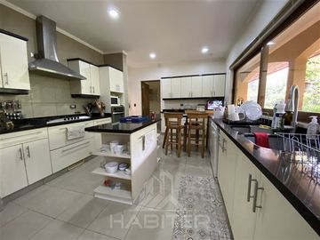 Casa en venta de 5 dorm. en Curicó (37320)