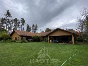 Casa en venta de 5 dorm. en Curicó (37320)